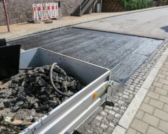 Unfallschaden wird behoben - Noch bis heute wegen Bauarbeiten gesperrt ist die Beierfelder Straße in Bernsbach.