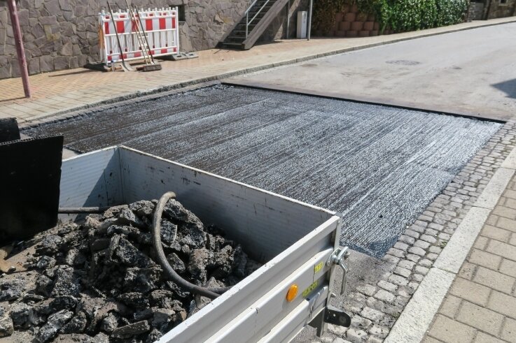 Unfallschaden wird behoben - Noch bis heute wegen Bauarbeiten gesperrt ist die Beierfelder Straße in Bernsbach.