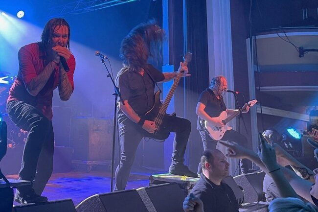 Sänger Marcus Bischoff, Bassist Eric Bischoff und Gitarrist Alexander " Dietz von Heaven Shall Burn beim Chemnitz-Konzert in Jena. 