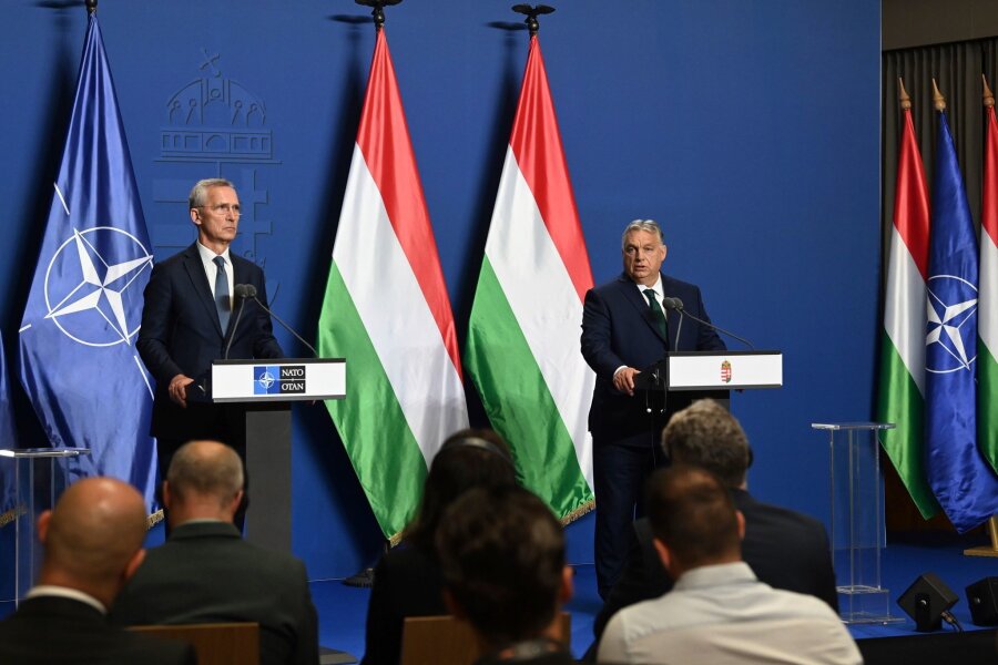 Ungarn billigt Nato-Ukraine-Plan - Viktor Orban (r.) und Jens Stoltenberg während einer gemeinsamen Pressekonferenz in Budapest.