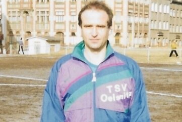 Ungeahnter Höhenflug beginnt mit Spielertrainer aus Zeitz - Joachim Weigelt 1992 vor einer seiner letzten Partien für die erste Oelsnitzer Mannschaft, einem Bezirksligaspiel beim 1.FC Wacker Plauen.