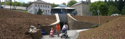 "Ungeheure Mengen Erde bewegt" - Thermalbad Wiesenbad: Die Schnittstelle verbindet mit Brücke, Tunnel, Aufzug und Treppe die Bus-, Bahn- und Autoplätze mit der Klinik. 