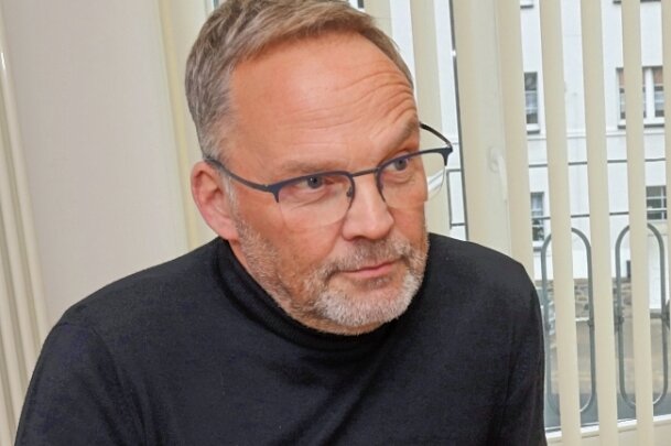 Ungenehmigte Demos: Neubauer fordert rote Linie - Landrat Dirk Neubauer stellt sich am Donnerstag Bürgerfragen beim Infoabend in Freiberg.