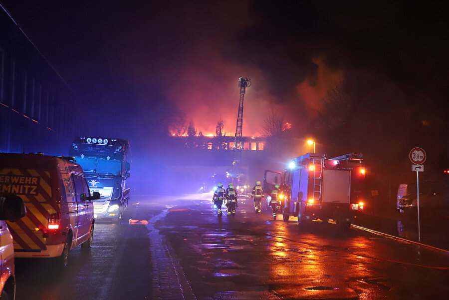 Ungenutztes Industriegebäude steht in Flammen - In der Nacht zu Montag ist in einem ungenutzten Industriegebäude ein Brand ausgebrochen.