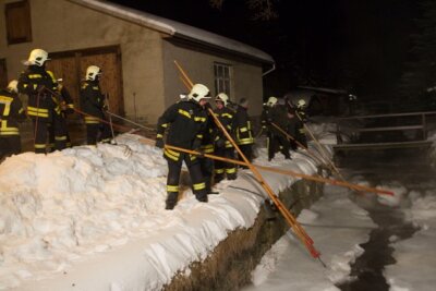 20 Rettungskräfte brachen am Donnerstagabend das Eis der zugefrorenen Sehma in Neudorf.