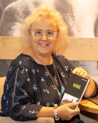 Annette Krupka schreibt Kriminalromane. 