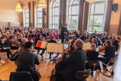 Ungewöhnliche Kooperation erntet in Auerbach viel Applaus - Im Goethe-Gymnasium von Auerbach sind am Freitag das Sinfonieorchester des Mitteldeutschen Rundfunks und Schüler aus Droyßig bei Gera aufgetreten.