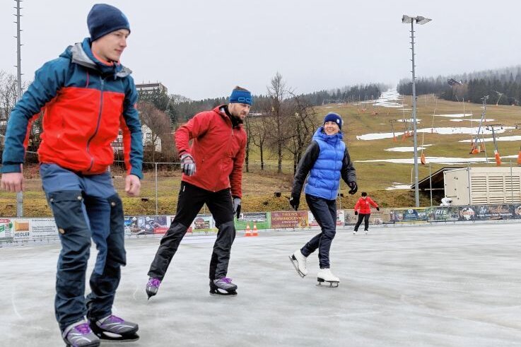 Ungewöhnliche Wintermischung - War eigentlich so nicht geplant: Martin Franke, Andreas Raubach und Daniela Raubach (v. l.) nutzen jedes Wintersportangebot, auch wenn sie am Montag lieber auf Skiern gestanden hätten. 