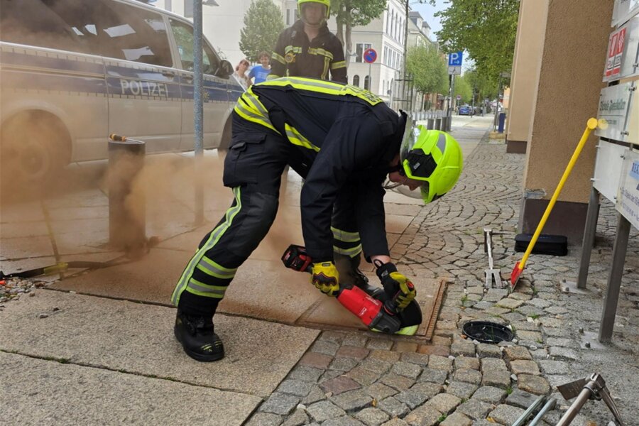 Ungewöhnlicher Einsatz: Feuerwehr Chemnitz hilft bei Handy-Rettung - Nur mit schwerem Werkzeug gelang es der Feuerwehr, den Schacht, in dem das Handy lag, zu öffnen.
