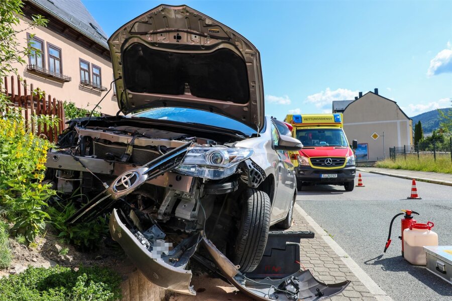 Ungewöhnlicher Unfall im Erzgebirge: Auto landet auf Mauer - Ein Autofahrer verlor die Kontrolle und landete auf einer Mauer.