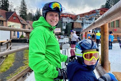 Unglaublich: Erstes Skigebiet im Erzgebirge in Betrieb - Endlich wieder Ski fahren: Michael Müller und sein Sohn Karl kamen aus Hartenstein nach Potůčky.