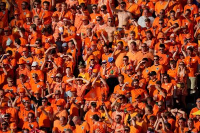 "Unglaublich": Rangnicks Österreicher verderben Oranje-Party - Erneut unterstützten viele mitgereiste niederländische Fans ihr Nationalteam.