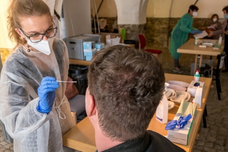 Ungleiche Behandlung: DRK schließt Corona-Testzentrum - Juliane Röber, Leiterin des Olbernhauer Testzentrums, testete am Freitag zusammen mit weiteren Helfern wieder zahlreiche Menschen mittels Schnelltest.
