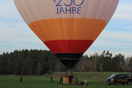 Uni-Ballon soll am Montag von Freiberg aus starten - 30 Meter ist der Jubiläumsballon der TU Bergakademie hoch. Er misst 5100 Kubikmeter.