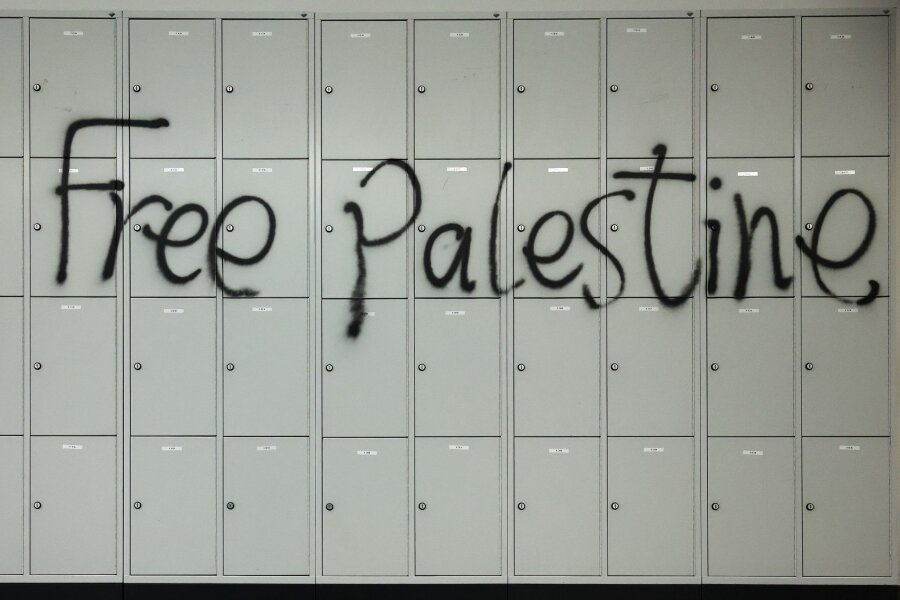Uni Bremen: Protestcamp von propalästinensischen Aktivisten - Der Schriftzug "Free Palestine" wurde während der Besetzung des Audimax der Universität Leipzig an eine Wand gesprüht (Symbolbild).