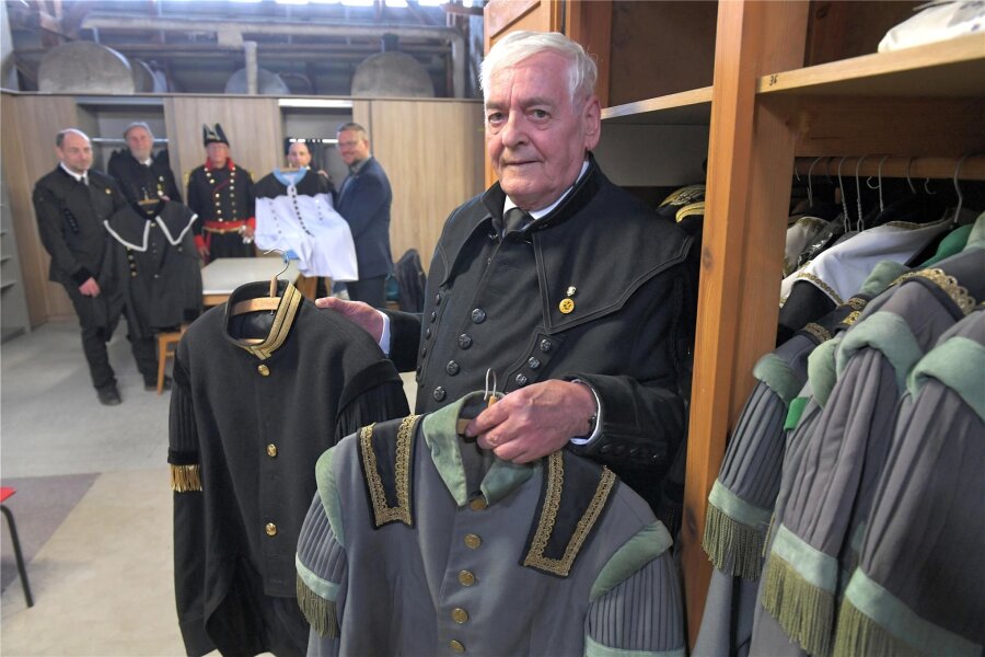 Uniformkammer in Freiberg „aufgemöbelt“ - Roland Tschajanek leitet die Uniformkammer der Historischen Freiberger Berg- und Hüttenknappschaft.