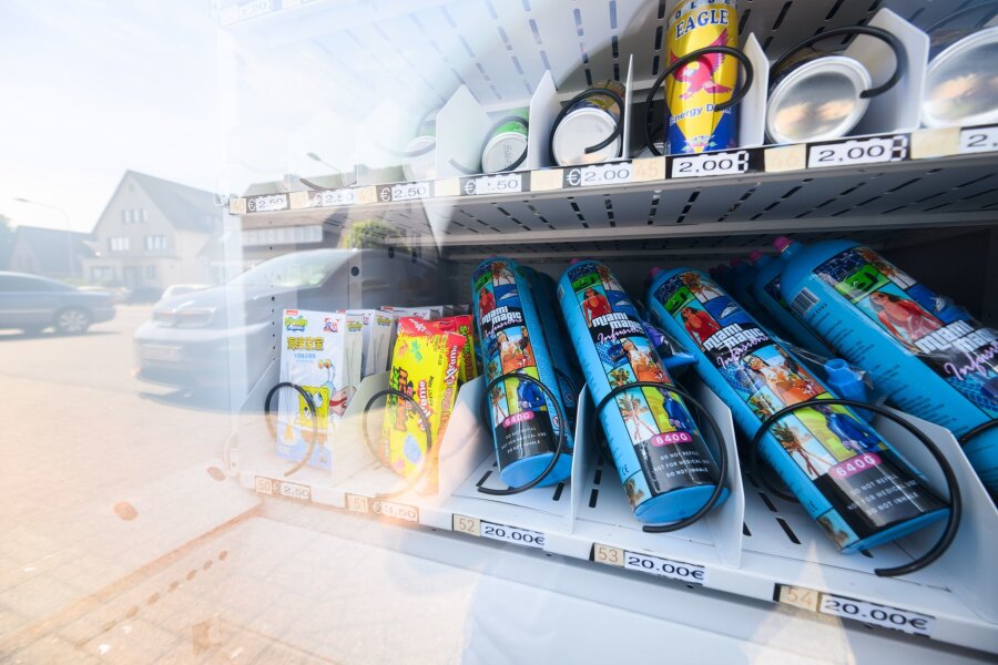 Union für Verkaufsverbot von Lachgas an Minderjährige - In Gifhorn bei Wolfsburg sorgt ein Warenautomat mit Lachgasflaschen neben Süßigkeiten und Einweg-E-Zigaretten für Proteste.