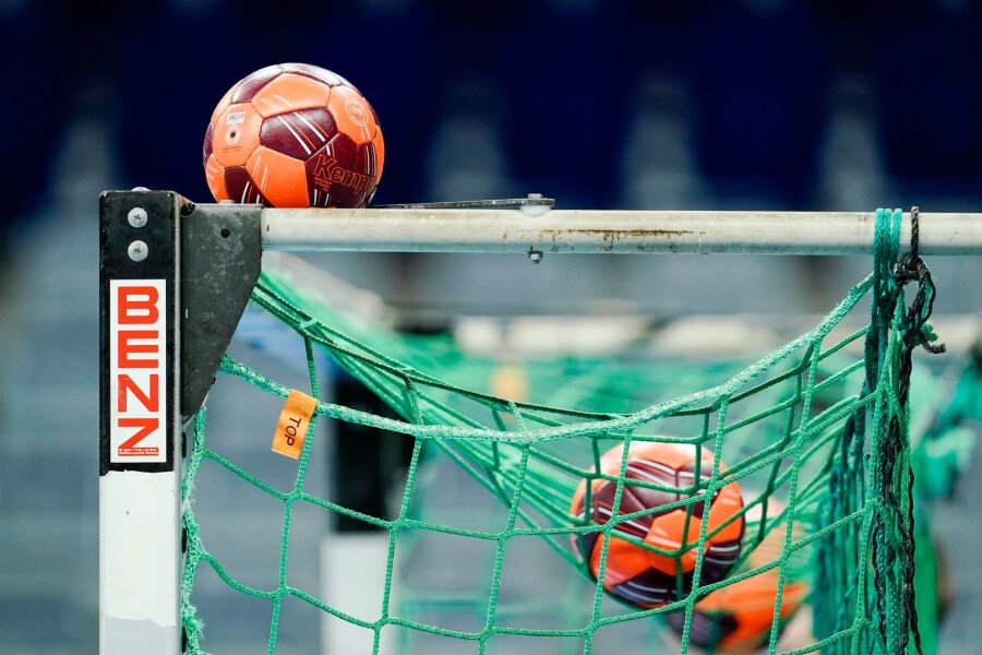 Union Halle-Neustadt steigt in die zweite Bundesliga ab - Spielbälle liegen im Netz eines Handball-Tors.