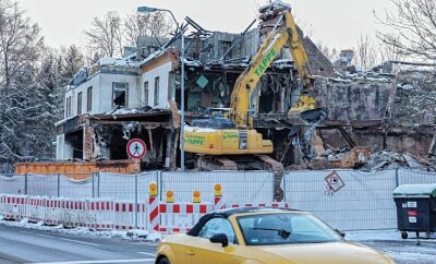 Unionhof: Die Erinnerungen an Tanzabende bleiben - Die Zwönitzer Firma Tappe hat mit dem Abriss des Unionhofs begonnen, bis Juli 2023 soll das Gebäude komplett verschwinden. 