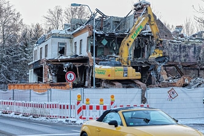 Unionhof: Die Erinnerungen an Tanzabende bleiben - Die Zwönitzer Firma Tappe hat mit dem Abriss des Unionhofs begonnen, bis Juli 2023 soll das Gebäude komplett verschwinden. 