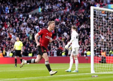 United zittert sich im Elfmeterschießen ins Finale - Uniteds Rasmus Hojlund jubelt, nachdem er den entscheidenden Elfmeter geschossen hat.
