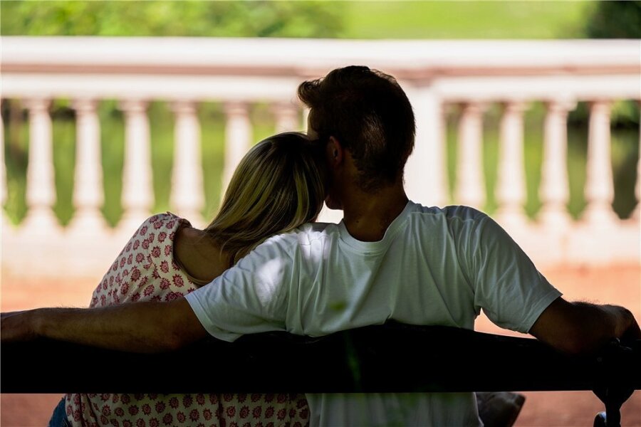Unromantisch: Worüber Paare in Deutschland sprechen - Ein Pärchen auf einer Parkbank. Ist es Liebe?