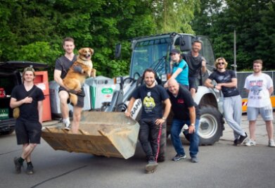 "Uns motiviert die große Resonanz" - Ruben Otto (2. v. l.) mit Hund Sasou und einigen Mitstreitern bei der Müllsammelaktion im Juni vorigen Jahres in Falkenau. Dabei kam sogar kurzerhand ein Radlader zum Einsatz.