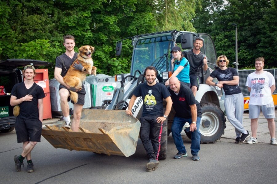 Ruben Otto (2. v. l.) mit Hund Sasou und einigen Mitstreitern bei der Müllsammelaktion im Juni vorigen Jahres in Falkenau. Dabei kam sogar kurzerhand ein Radlader zum Einsatz.