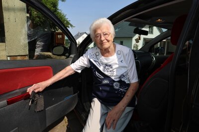 Unsere Geschichten des Jahres: Was Reporter der „Freien Presse“ aus Westsachsen 2023 bewegt hat - Irmgard Lahr ist auch mit 100 Jahren noch mit dem Auto unterwegs.