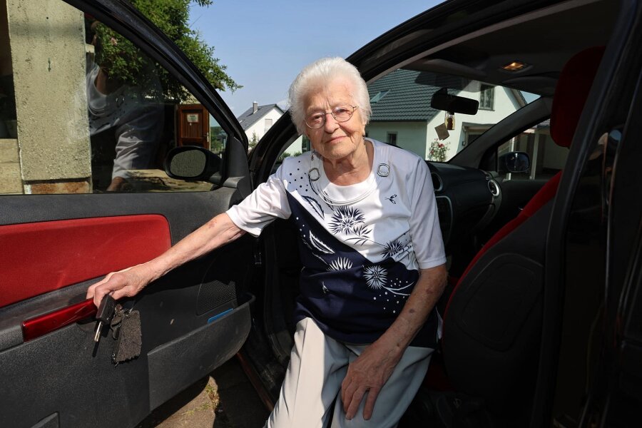 Unsere Geschichten des Jahres: Was Reporter der „Freien Presse“ aus Westsachsen 2023 bewegt hat - Irmgard Lahr ist auch mit 100 Jahren noch mit dem Auto unterwegs.