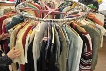 Unseriöse Sammler und das Geschäft mit den alten Kleidern - Viele Spender bringen gebrauchte Textilien sicherheitshalber lieber gleich in Kleiderkammern. 