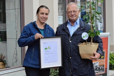 Unter 85 Bewerbern durchgesetzt: Frankenberg erfolgreich bei Bundespreis Stadtgrün - Thomas Firmenich übergibt den zum Preis gehörenden Ginkgo an Jana Hilger. 