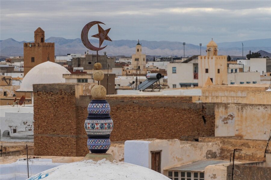 Unter den Kuppeln von Kairouan - Kairouan liegt im nördlichen Teil von Tunesien und etwa 50 Kilometer von der Mittelmeerküste entfernt.