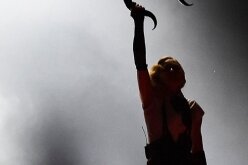 Unter Druck - Will den Stier nochmal bei den Hörnern packen: Madonna bei der Livepräsentation ihrer neuen Single "Living for Love" bei den diesjährigen Brit-Awards in London. Schlagzeilen bekam sie vor allem, weil sie dabei eine Treppe herunterfiel.