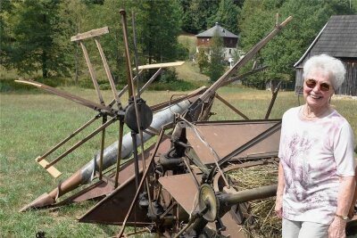 Unter Tränen: 89-Jährige schenkt Freilichtmuseum Eubabrunn eine Rarität - Elfriede Geipel aus Oberbrambach hat dem Freilichtmuseum Eubabrunn einen 100 Jahre alten Flügelmäher geschenkt. Sie war zum Landtechniktag Ehrengast.
