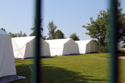 Unterbringung von Asylbewerbern: Zelte in Chemnitzer Erstaufnahmeeinrichtung aufgestellt - 