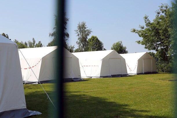 Unterbringung von Asylbewerbern: Zelte in Chemnitzer Erstaufnahmeeinrichtung aufgestellt - 