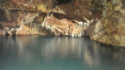Unterirdischer See jetzt 80 Meter tief - Der unterirdische See im Besucherbergwerk "Grube Tannenberg" in Schneckenstein gehört zu den Höhepunkten einer Führung. Durch die massiven Regenfälle vor einer Woche hat er einen Wasserstand von 80 Meter erreicht.