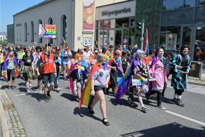 Unterm Regenbogen: Lesben, Schwule, Bi- und Transsexuelle ziehen durch Stollberg - Den Christopher Street Day zum Anlass nehmend, zogen Jugendliche am Samstag durch Stollberg.