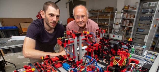 Markus Pätz (links) und Joachim Körner arbeiten bei FM Control in Plauen. Das Unternehmen optimiert auch anhand dieser modellhaften Lernfabrik Produktionsprozesse in großen und mittleren Betrieben. 