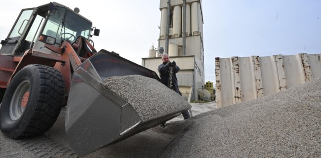 Unternehmen stellt vegane Baustoffe her - 56 Meter hoch ist der Mischturm der Trockenmörtel-Firma Sakret in Diethensdorf. Mitarbeiter Uwe Wittmann bringt Sand vom Lager zur Mischanlage.
