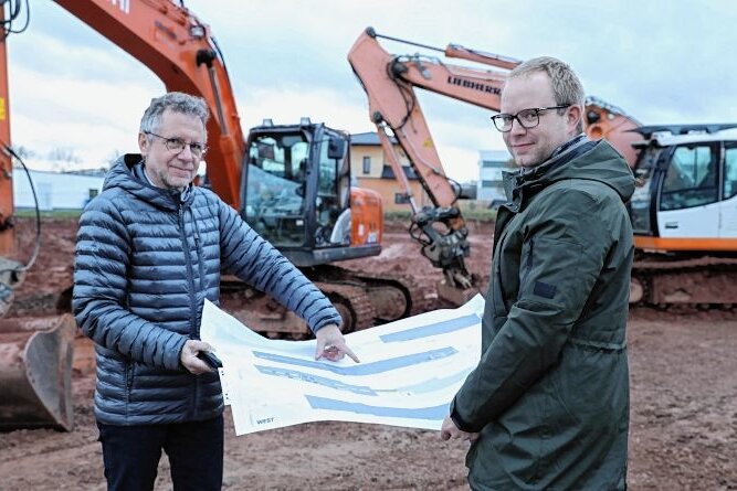 Unternehmen will in Neukirchen 30 neue Arbeitsplätze schaffen - Benjamin Eilenberger (re.), Betriebsleiter Apra-Gerätebau Chemnitz, und sein Vorgänger Andreas Meyer ziehen für den Neubau an einem Strang. 