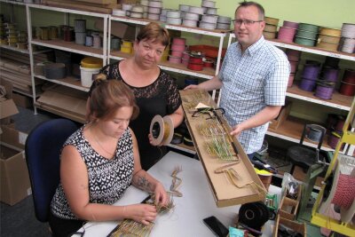 Unternehmer aus Geringswalde setzt auf Handarbeit und Automaten - Viktoriia Partenova (l.) und Mutter Larysa sind in den Mechanischen Werkstätten Blochwitz angestellt. Chef Heiko Blochwitz unterstützt die Frauen beim Lernen.