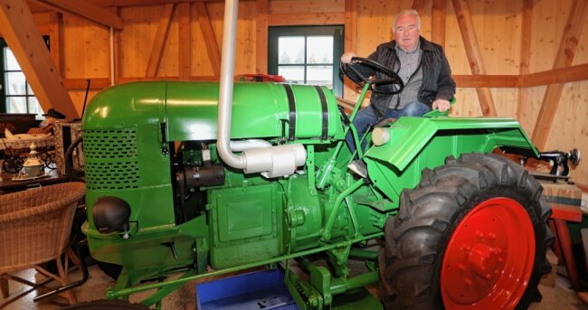 Unternehmer erfüllt sich Museumstraum - Frieder Flechsig auf seiner Brockenhexe im Museum. Später soll einmal eine bewegte Figur auf dem restaurierten alten Traktor sitzen. 