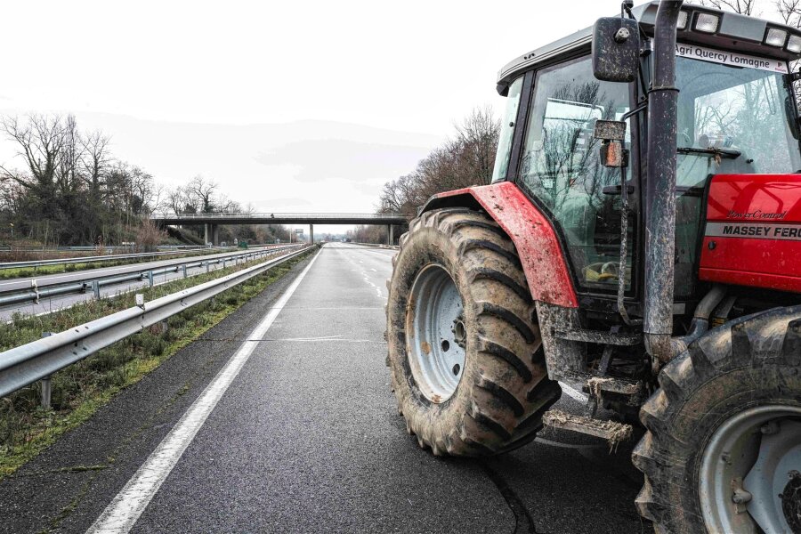 Unternehmer-Protest: Stockender Verkehr auf S 258 zwischen Stollberg und Zwönitz - Unter anderem Traktoren stehen an der Straße und machen auf die Forderungen von Bauern und ihnen verbundenen Firmen aufmerksam (Symbolbild).
