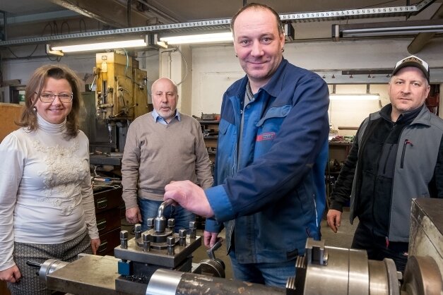 Unternehmer regelt Nachfolge mit optimaler Lösung - Susen Knabner, Klaus Eller, Jörg Eller und Rico Böhnke, der den Bereich Aufzugsbau leitet, bilden die Führungsriege der Fala Maschinenbau GmbH. 