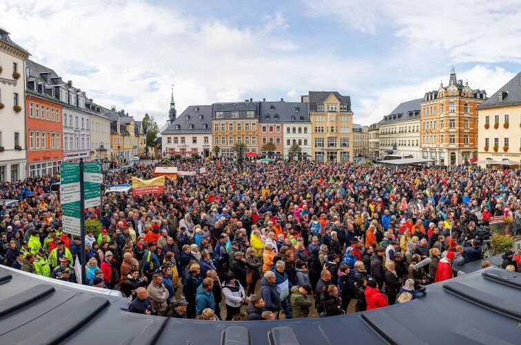 Unternehmerprotest im Erzgebirge: Ministerpräsident Michael Kretschmer informiert sich in der Kreisstadt - 2700 Menschen hatten vor einer Woche sich dem Protest der Unternehmer angeschlossen.