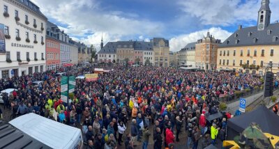 Unternehmerprotest in Annaberg: Grüne kritisieren fehlende Neutralität - Etwa 2700 Menschen haben sich am Dienstag in Annaberg versammelt.