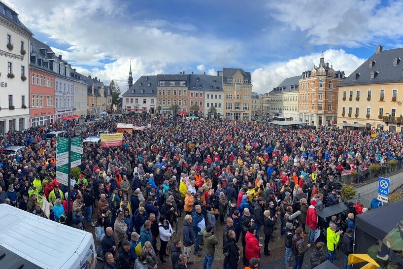 Unternehmerprotest in Annaberg: Grüne kritisieren fehlende Neutralität - Etwa 2700 Menschen haben sich am Dienstag in Annaberg versammelt.