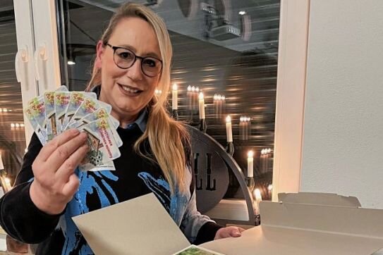 Unternehmerverbände wollen enger kooperieren - Ulrike Seidel, die Chefin von Bret-schneider Verpackungen, zeigt Puzzle und Spiele, die als Nischenprodukte entstehen. 